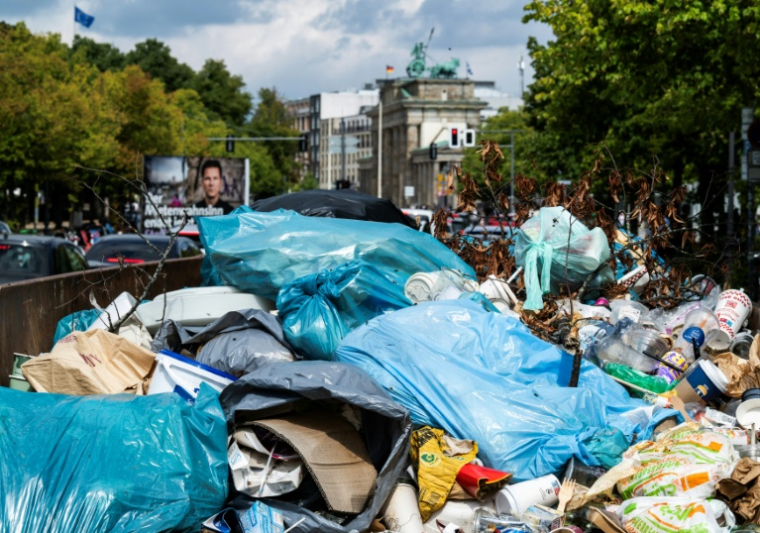 Des déchets entassés dans un conteneur près de la porte de Brandebourg à Berlin, le 20 août 2026 ( AFP / John MACDOUGALL )