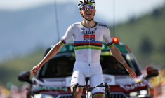 Tadej Pogacar franchit en vainqueur solitaire la lignée d'arrivée de la 12e étape du Tour de France, le 17 juillet 2025 à Hautacam ( AFP / Anne-Christine POUJOULAT )