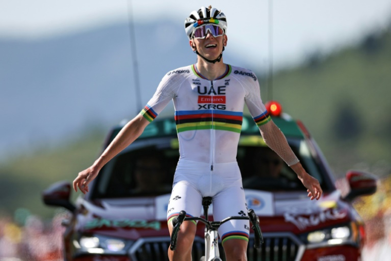 Tadej Pogacar franchit en vainqueur solitaire la lignée d'arrivée de la 12e étape du Tour de France, le 17 juillet 2025 à Hautacam ( AFP / Anne-Christine POUJOULAT )