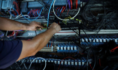 Un ouvrier travaille sur le chantier naval grec de Perama