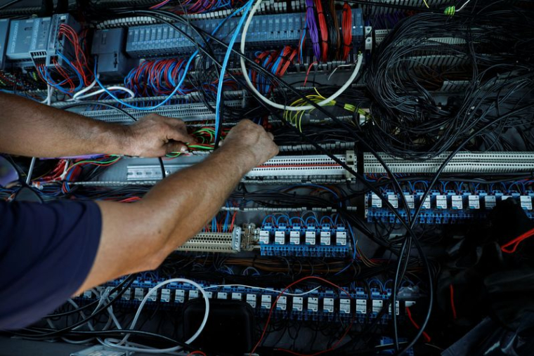 Un ouvrier travaille sur le chantier naval grec de Perama