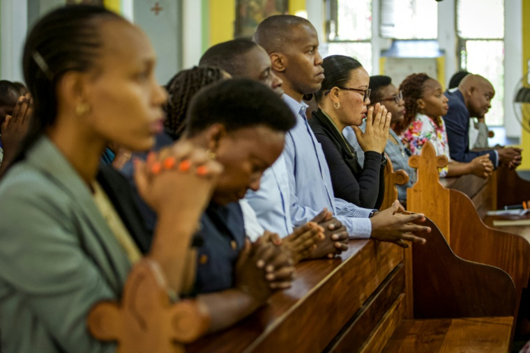 Des fidèles prient lors d'un office dédié aux morts des manifestations électorales réprimées dans le sang fin octobre, à Dar es Salaam le 10 novembre 2025 ( AFP / - )
