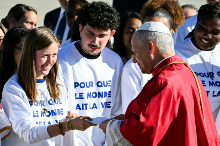 Le pape à son arrivée à l'aéroport d'Orly ( AFP / Alberto PIZZOLI )