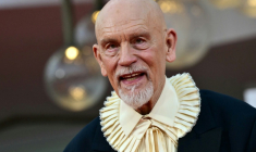 L'acteur américain John Malkovich assiste à la cérémonie sur le tapis rouge organisée à l'occasion de la projection du film "Wild Horse Nine" lors du 83e Festival international du film de Venise, le 3 septembre 2026 ( AFP / Stefano RELLANDINI )