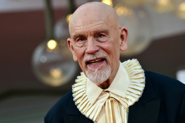 L'acteur américain John Malkovich assiste à la cérémonie sur le tapis rouge organisée à l'occasion de la projection du film "Wild Horse Nine" lors du 83e Festival international du film de Venise, le 3 septembre 2026 ( AFP / Stefano RELLANDINI )