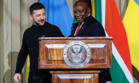 Le président ukrainien Volodymyr Zelensky et son homologue sud-africain Cyril Ramaphosa à Pretoria le 24 avril 2025 ( AFP / Phill Magakoe )