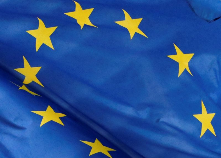 Un drapeau européen est visible à l'extérieur du siège de la Commission européenne à Bruxelles
