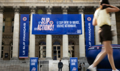 Une banderole de l'entreprise Le Slip français accrochée sur le Palais Brongniart, à Paris, le 29 juin 2026 ( AFP / JOEL SAGET )