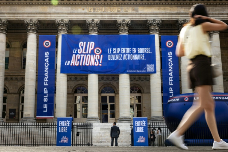 Une banderole de l'entreprise Le Slip français accrochée sur le Palais Brongniart, à Paris, le 29 juin 2026 ( AFP / JOEL SAGET )