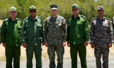 Une photo publiée par l'armée américaine montre le chef du commandement Sud américain, le général Francis L. Donovan (centre) entouré du chef d'état-major cubain, le général Roberto Legra Sotolongo (à sa droite) et d'autres responsables militaires cubains, le 29 mai 2026 dans la base navale de Guantanamo  ( US SOUTHERN COMMAND / Handout )