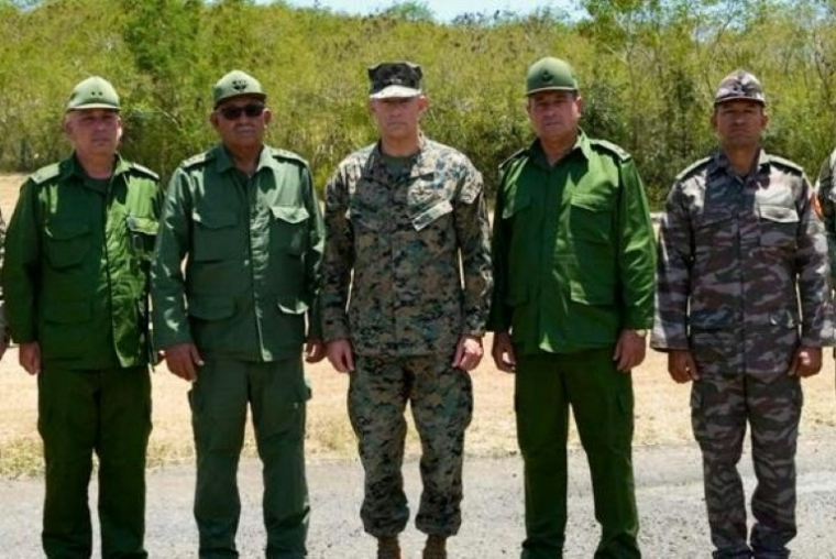 Une photo publiée par l'armée américaine montre le chef du commandement Sud américain, le général Francis L. Donovan (centre) entouré du chef d'état-major cubain, le général Roberto Legra Sotolongo (à sa droite) et d'autres responsables militaires cubains, le 29 mai 2026 dans la base navale de Guantanamo  ( US SOUTHERN COMMAND / Handout )