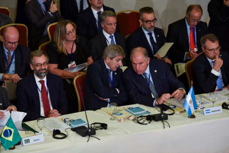 Des membres des délégations brésilienne et argentine assistent au sommet du Mercosur, à Montevideo