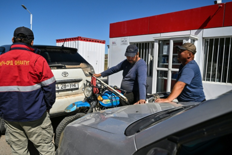 Des automobilistes attendent de faire le plein dans une station-service à Bagakhangai, le 25 août 2026 en Mongolie ( AFP / Hector RETAMAL )