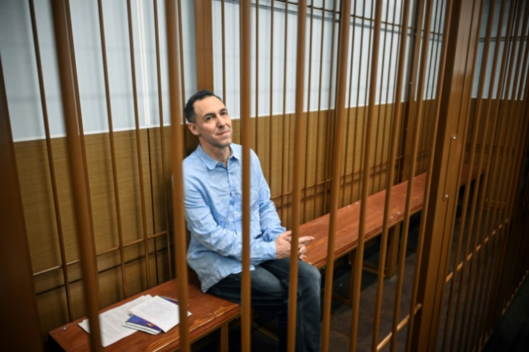 Le chercheur français Laurent Vinatier, accusé d'avoir recueilli des informations militaires russes sans s'enregistrer comme "agent étranger" dans un box d'accusés lors d'une audience au tribunal du district de Zamoskvoretsky, à Moscou, le 14 octobre 2024 ( AFP / Alexander NEMENOV )