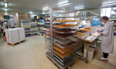 Un ouvrier à l'usine Cruzilles de Clermont-Ferrand, en France