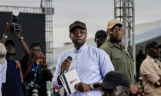 Le Premier ministre sénégalais Ousmane Sonko s'adresse à ses partisans lors d'un rassemblement à Dakar, le 8 novembre 2025 ( AFP / PATRICK MEINHARDT )