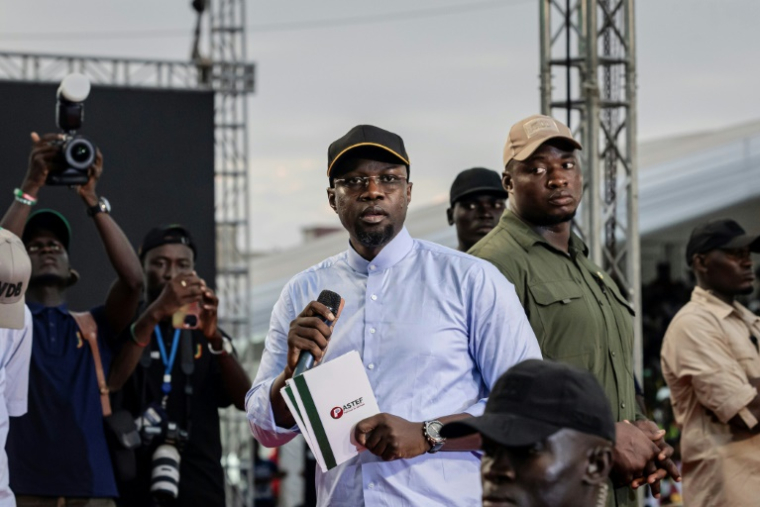 Le Premier ministre sénégalais Ousmane Sonko s'adresse à ses partisans lors d'un rassemblement à Dakar, le 8 novembre 2025 ( AFP / PATRICK MEINHARDT )