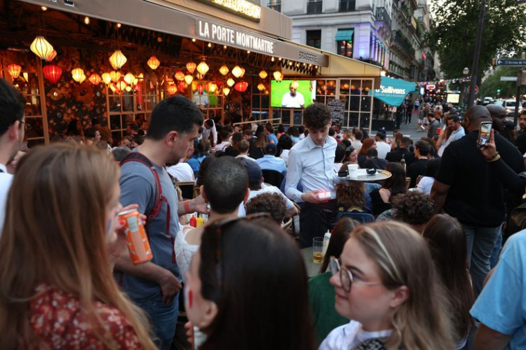 Des supporters se rassemblent dans un restaurant parisien pour suivre le match Euro 2024 Espagne contre France