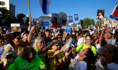 Des personnes font la fête sur la place des Otages à Tel-Aviv après l'annonce de la remise par le Hamas de sept otages retenus à Gaza à la Croix-Rouge, le 13 octobre 2025 ( AFP / Menahem KAHANA )