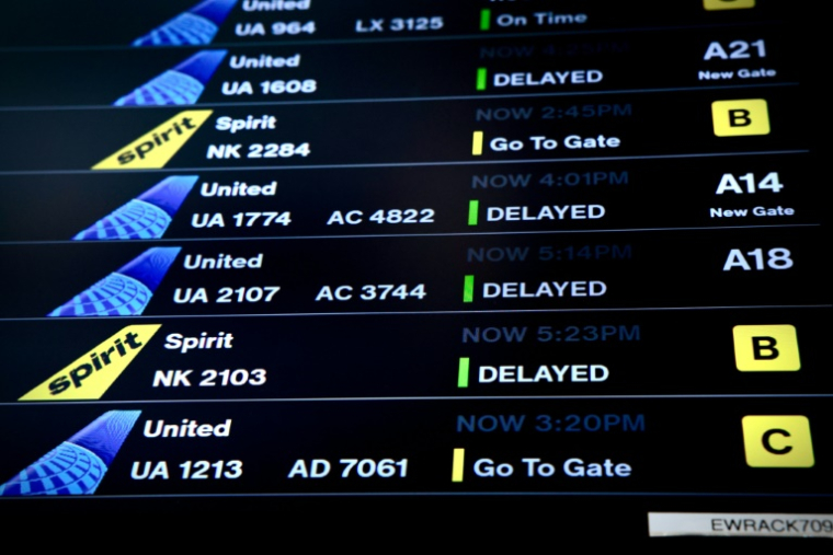 Un écran d'information sur les vols à l'aéroport international Newark Liberty à Newark, dans le New Jersey, le 7 mai 2025 ( AFP / Kena Betancur )