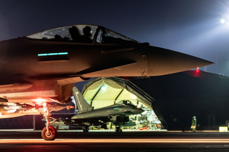 Un avion Typhoon de la Royal Air Force britannique se prépare à mener des frappes contre des cibles Houthis