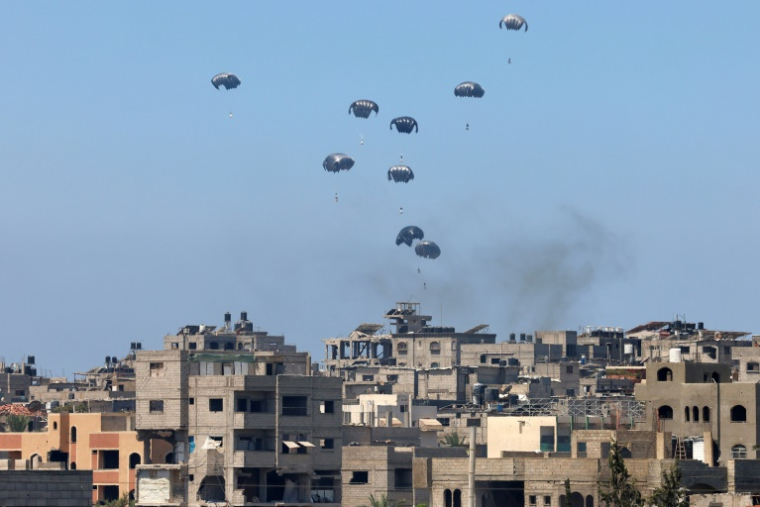 Largage aérien d'aide humanitaire au dessus de Nousseirat, dans le centre de la bande de Gaza, le 4 août 2025 ( AFP / - )