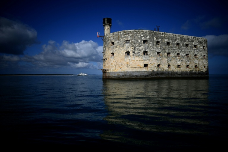 Un bateau passe devant Fort Boyard, une forteresse napoléonienne située à quelques kilomètres au large de l'île d'Aix, en Charente-Maritime, le 16 juillet 2025 ( AFP / Christophe ARCHAMBAULT )