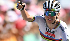Tadej Pogacar s'impose à nouveau dans le Tour de France, à l'issue de la 7e étape, à Mûr-de-Bretagne, le 11 juillet 2025 ( AFP / Loic VENANCE )