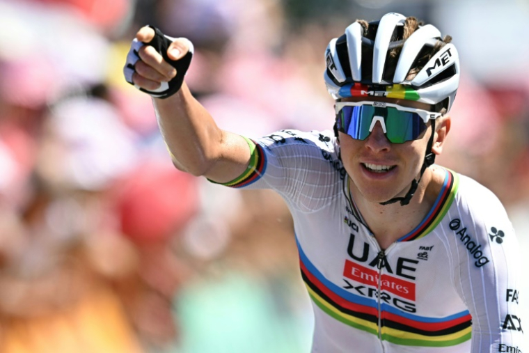 Tadej Pogacar s'impose à nouveau dans le Tour de France, à l'issue de la 7e étape, à Mûr-de-Bretagne, le 11 juillet 2025 ( AFP / Loic VENANCE )