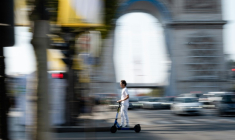 Un homme conduit une trotinette électrique à Paris, le 4 septembre 2021 ( AFP / - )