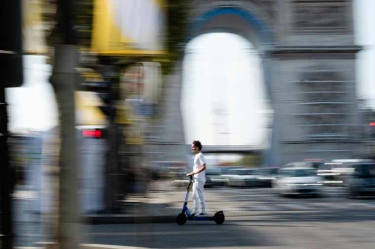 Un homme conduit une trotinette électrique à Paris, le 4 septembre 2021 ( AFP / - )