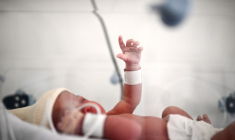 Un nouveau-né repose dans une couveuse juste après sa naissance à la maternité d'un hôpital de Paris, le 29 juin 2022. ( AFP / CHRISTOPHE ARCHAMBAULT )