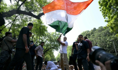 Le chef de l’opposition indienne Rahul Gandhi (c) brandit le drapeau national au cours d'une marche de protestation contre la Commission électorale, accusée d'avoir radié à tort des millions d'électeurs, à New Delhi le 6 octobre 2026 ( AFP / Arun SANKAR )