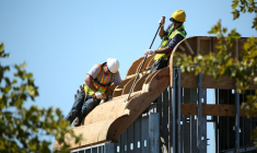 Des démolisseurs démontent l'enseigne et la façade d'un restaurant à Rockville, dans le Maryland