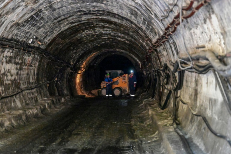 Des employés de la mine de Praïd, en Roumanie, à l'entrée d'un tunnel le 3 juin 2025 ( AFP / Daniel MIHAILESCU )