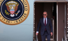 Photo d'archives: Le président américain Joe Biden débarque d'Air Force One