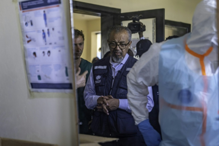 Le directeur général de l'Organisation mondiale de la santé (OMS) Tedros Adhanom Ghebreyesus visite un centre de traitement Ebola à Bunia, dans le nord-est de la RDC, le 31 mai 2026 ( AFP / GLODY MURHABAZI )