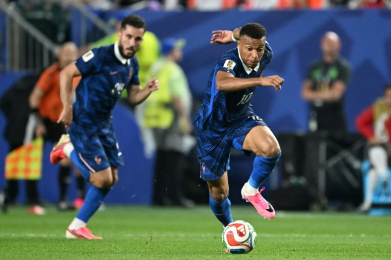 Kylian Mbappe tente de s'échapper lors de la victoire de la France contre l'Irak, le 22 juin 2026 à Philadelphie ( AFP / ROBERTO SCHMIDT )