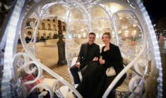 Le couple néerlandais Shirley Wijgaarts et Sander Castel (g) assis dans un carrosse digne d'un conte de fées, lors de leur demande en mariage, place Vendôme à Paris, le 7 février 2026 ( AFP / STEPHANE DE SAKUTIN )