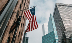 drapeau américain et building (Crédits: Unsplash - Nik Shuliahin)