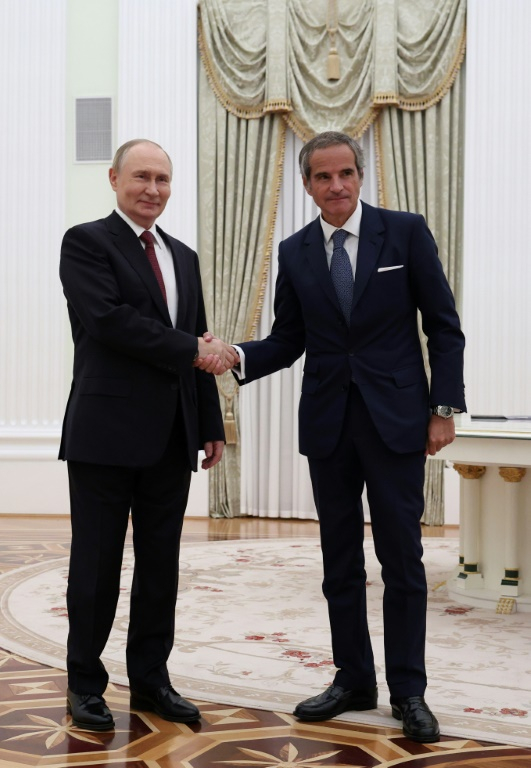 Le chef de l'Agence internationale de l'énergie atomique (AIEA), Rafael Grossi (d) et le président russe Vladimir Poutine, le 25 septembre 2025 au Kremlin, à Moscou ( POOL / Ramil Sitdikov )