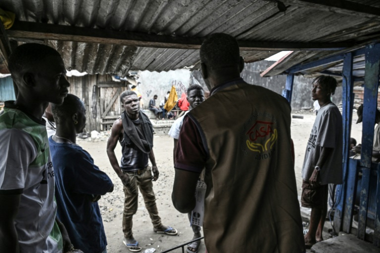 Un membre du Centre d'accueil, de soins et d'accompagnement (CASA) à la rencontre de la population à Abidjan le 14 août 2025, en Côte d'Ivoire ( AFP / Issouf SANOGO )