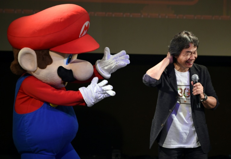 Le créateur de "Super Mario", Shigeru Miyamoto, aux côtés de son personnage, le 13 septembre 2015 à Tokyo ( AFP / TOSHIFUMI KITAMURA )