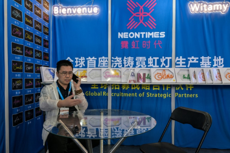 Xiao Chuan, fondateur de "Neon Times", sur son stand à la foire de Ningbo, dans la province du Zheijiang, le 29 mai 2025 en Chine ( AFP / Hector RETAMAL )