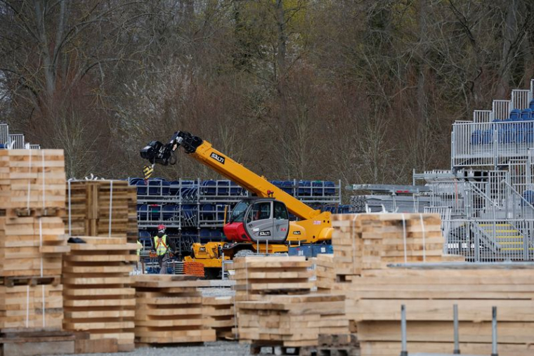 Des ouvriers travaillent au Château de Versailles