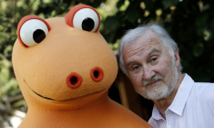 Yves Brunier, cocréateur et interprète  de Casimir, avec le costume du célèbre dinosaure à Saint-Maur-des-Fossés, près de Paris, le 16 septembre 2014 ( AFP / FRANCOIS GUILLOT )