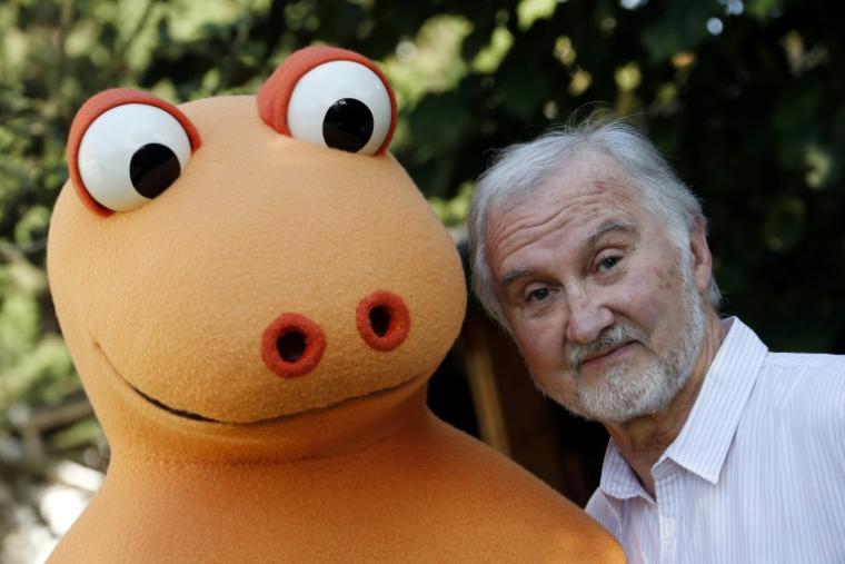 Yves Brunier, cocréateur et interprète  de Casimir, avec le costume du célèbre dinosaure à Saint-Maur-des-Fossés, près de Paris, le 16 septembre 2014 ( AFP / FRANCOIS GUILLOT )