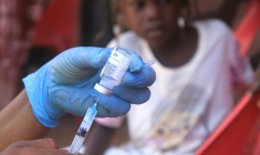 Un enfant soudanais observe la préparation d'un vaccin lors d'une campagne de vaccination contre la diphtérie dans un camp de déplacés dans la ville d'Al-Dabbah, dans le nord du Soudan, le 22 novembre 2025 ( AFP / Ebrahim Hamid )
