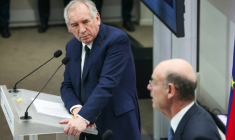 Le Premier ministre François Bayrou (à gauche) et le ministre de l'Économie Éric Lombard, le 15 avril 2025 à Paris ( AFP / ALAIN JOCARD )