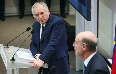Le Premier ministre François Bayrou (à gauche) et le ministre de l'Économie Éric Lombard, le 15 avril 2025 à Paris ( AFP / ALAIN JOCARD )